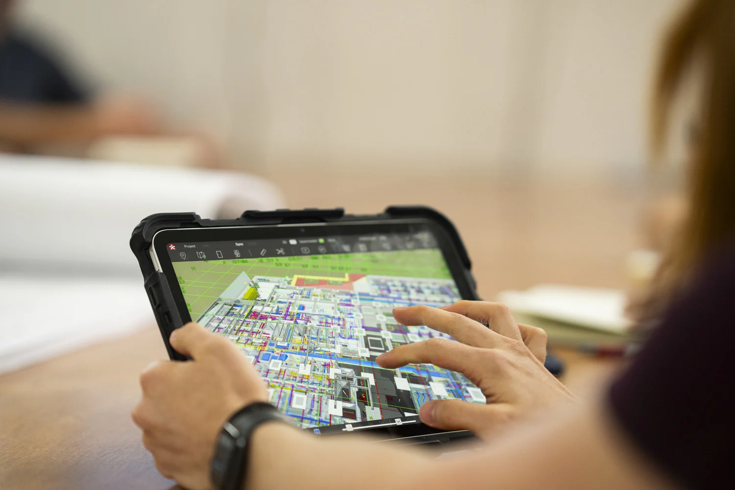 Ipad with 3D model on screen navigated by RO employee.